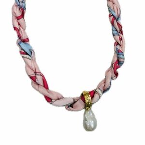 NWT ⚜️🌸⚜️ Piper K Gorgeous Scarf Necklace with Pink Floral Pendant